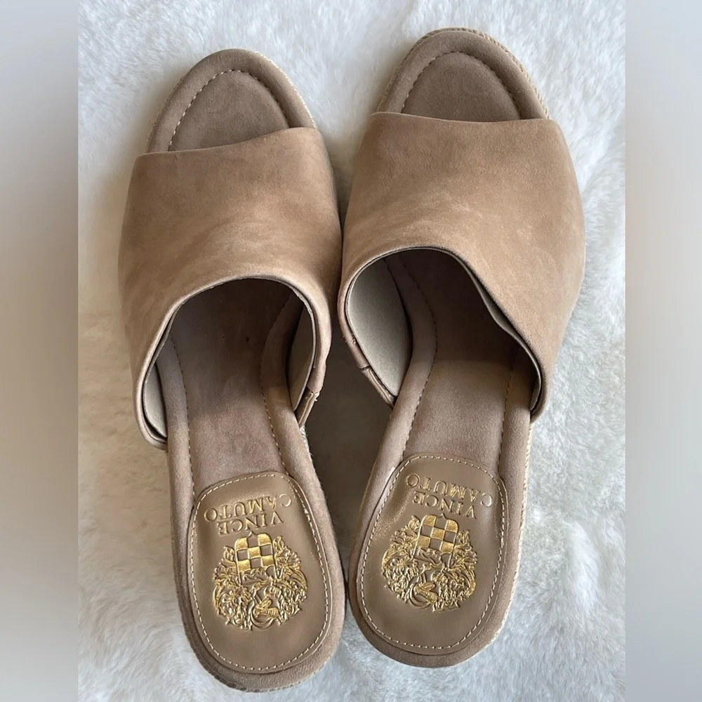 Vince Camuto womens Fayla size 11 M tortilla suede .New with box. R14
